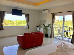 Deluxe szoba kétszemélyes ággyal | Nappalirész | Síkképernyős tévé