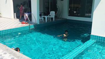 Una piscina al aire libre