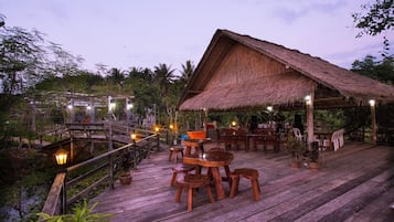 Petit-déjeuner, déjeuner et dîner servis sur place, plats Cuisine thaï 