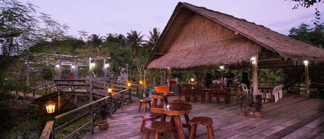 Petit déjeuner, déjeuner et dßner servis sur place, plats Cuisine thaï