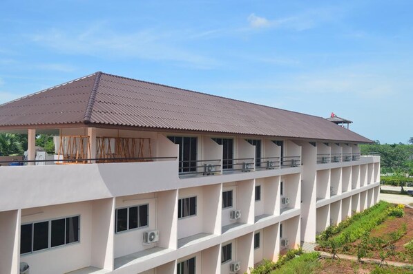 A multi-story building with a flat roof and multiple balconies. - Be Fine Sabuy Hotel & Resort (Surat Thani)