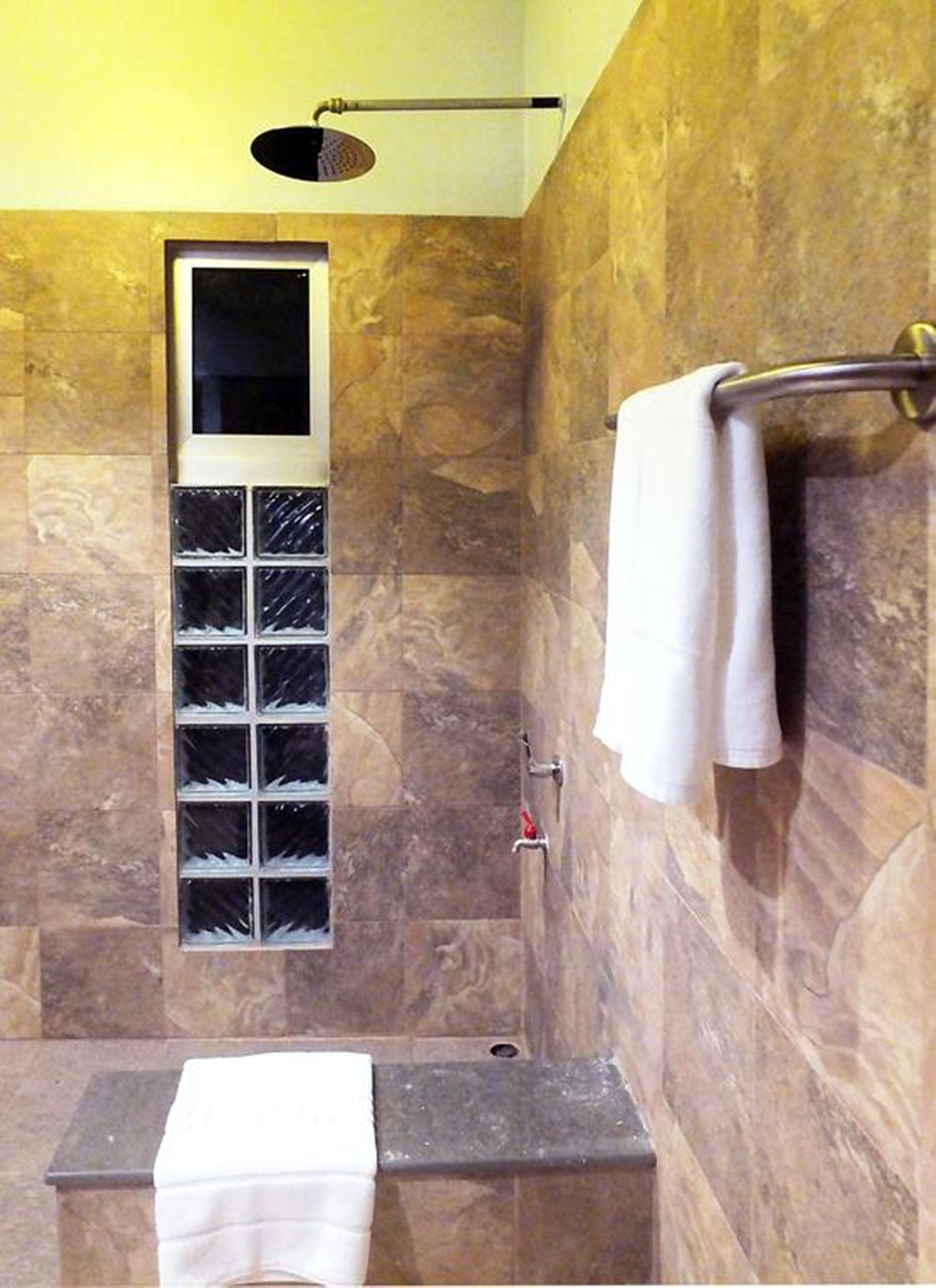 Ducha, artículos de tocador gratuitos, toallas
