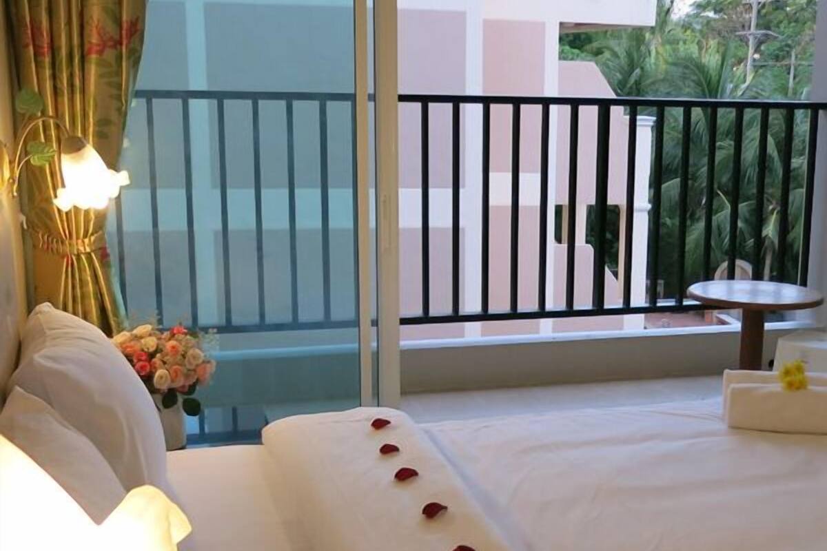 In-room safe, blackout curtains, rollaway beds, free WiFi