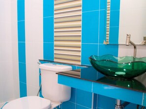 Dusche, kostenlose Toilettenartikel, Handtücher