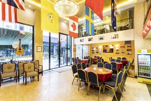 2 restaurantes; se sirven desayunos, almuerzos, cenas y cocina china