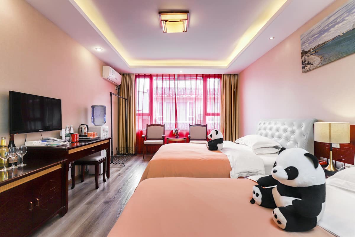 1 bedroom, in-room safe, individually decorated, individually furnished