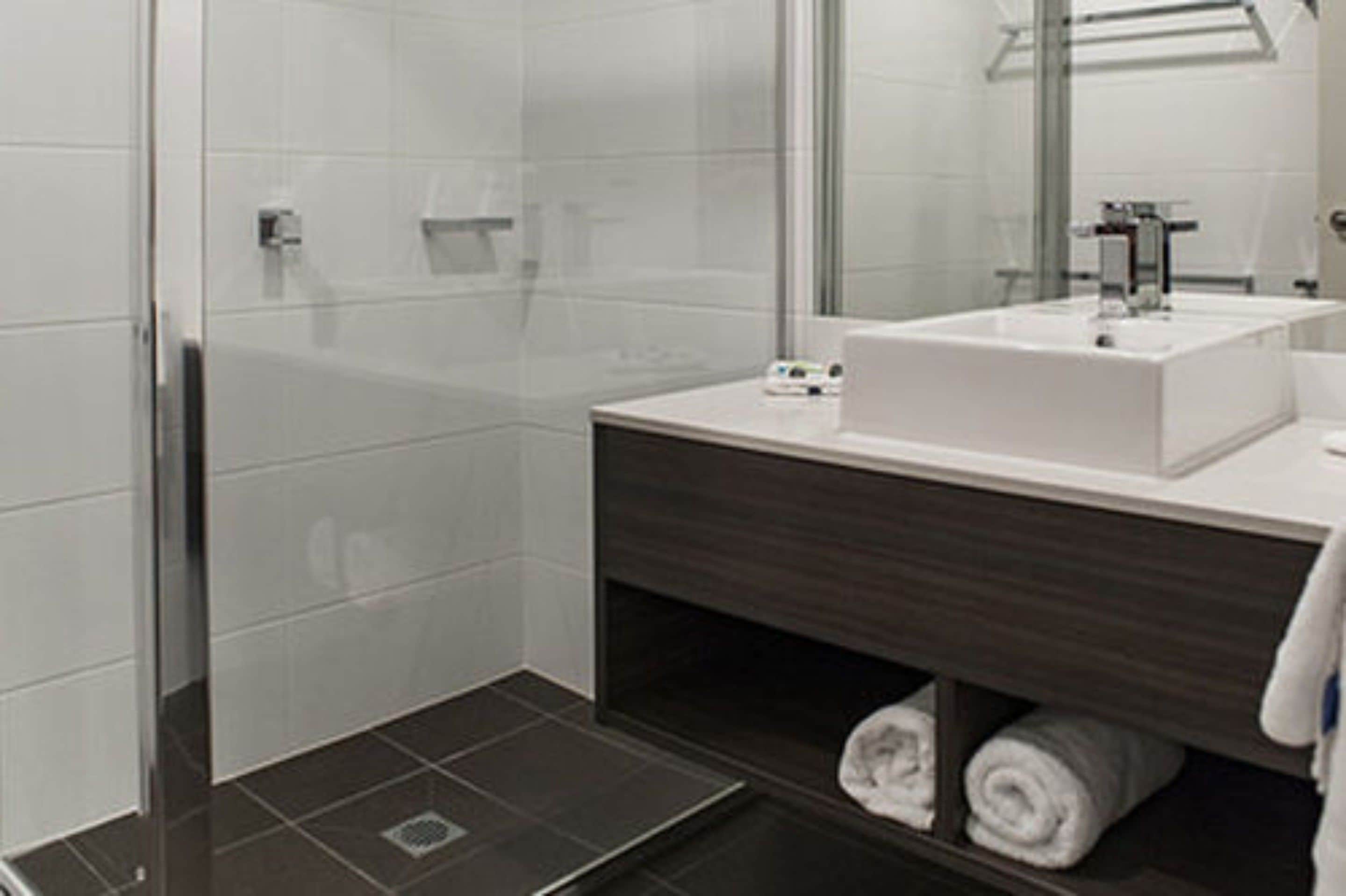 economy quadruple room | bathroom sink