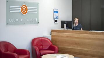 Un espace d’accueil avec une enseigne indiquant « Leumeah Lodge ».