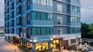 A multi-story hotel with a modern design, featuring a prominent entrance with a sign reading "LEE HOTEL." - Lee Hotel (Surat Thani)