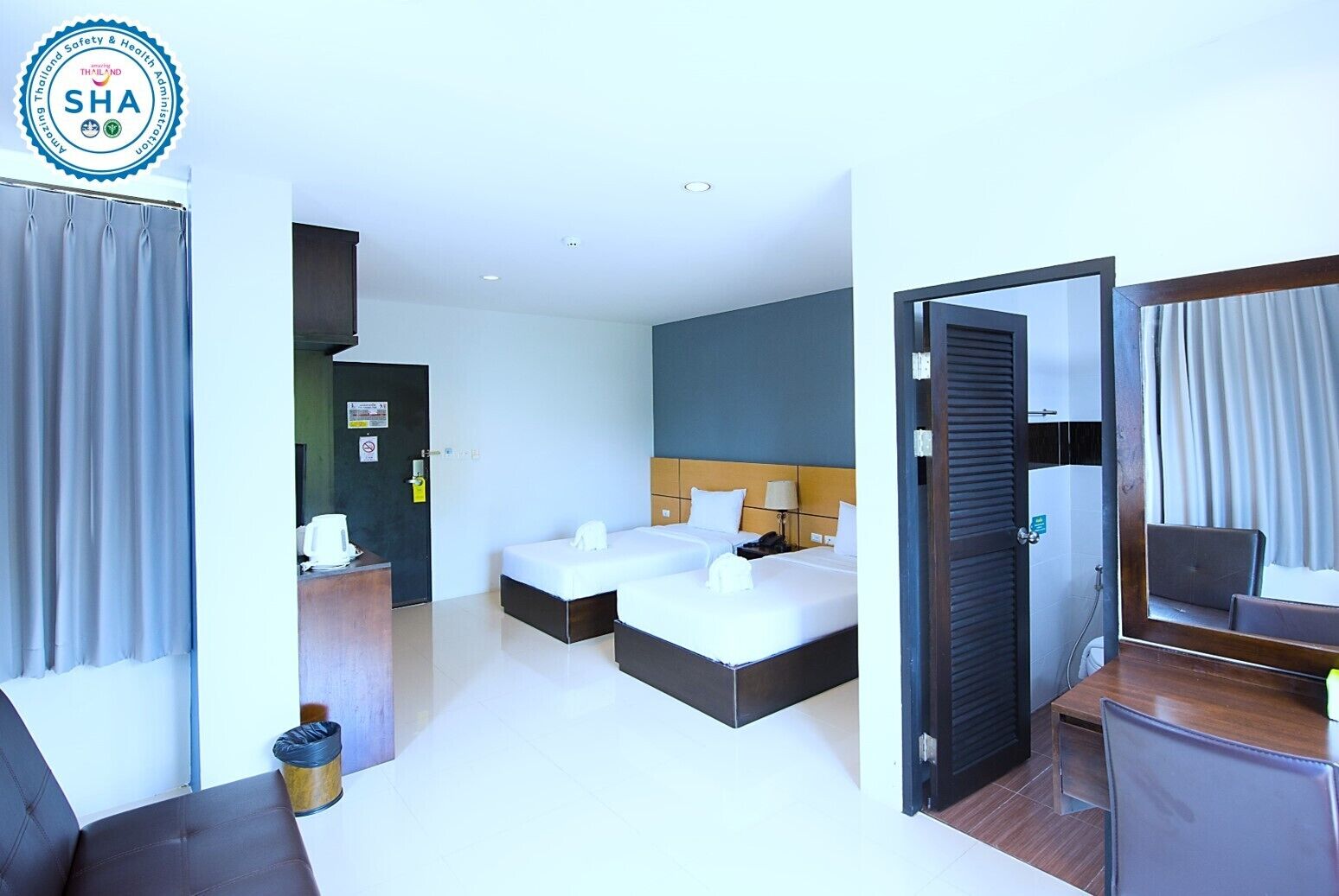 deluxe twin room | desk, free wifi, bed sheets