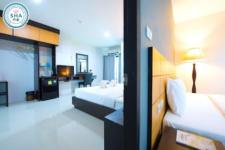 Escritorio, wifi gratis y ropa de cama