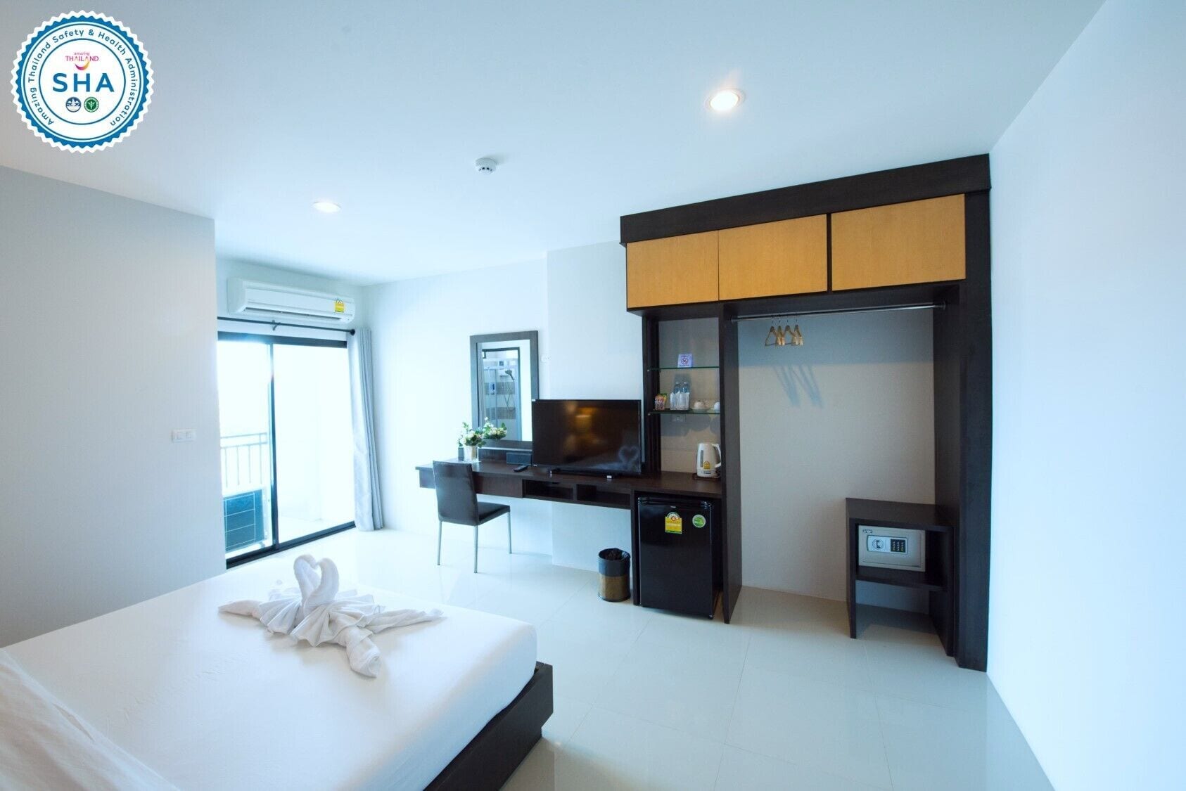 suite | desk, free wifi, bed sheets