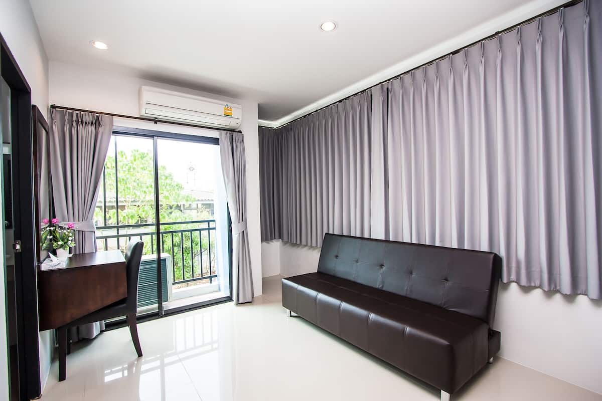 deluxe double room | living area | flat-screen tv