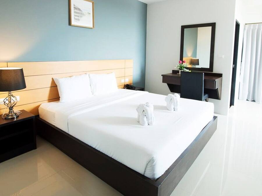 Deluxe Double Room | Desk, WiFi (free), bed sheets