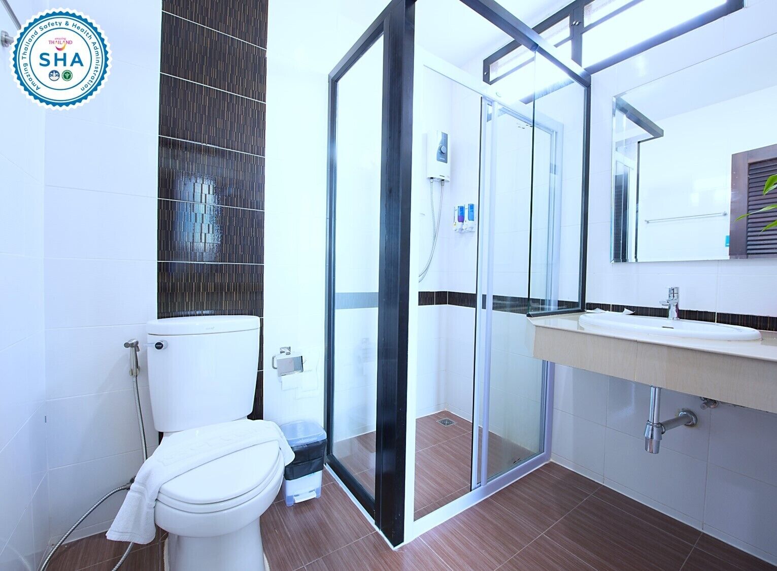 shower, free toiletries, towels