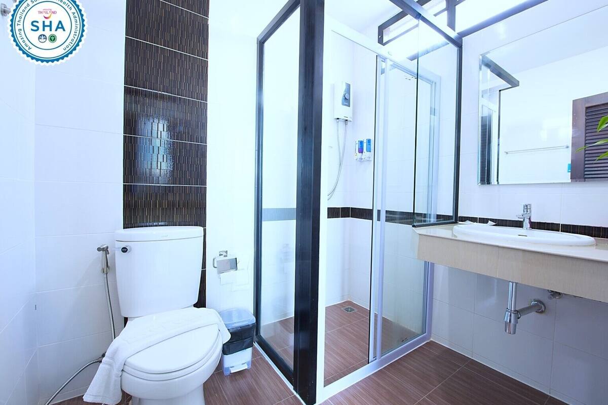 shower, free toiletries, towels