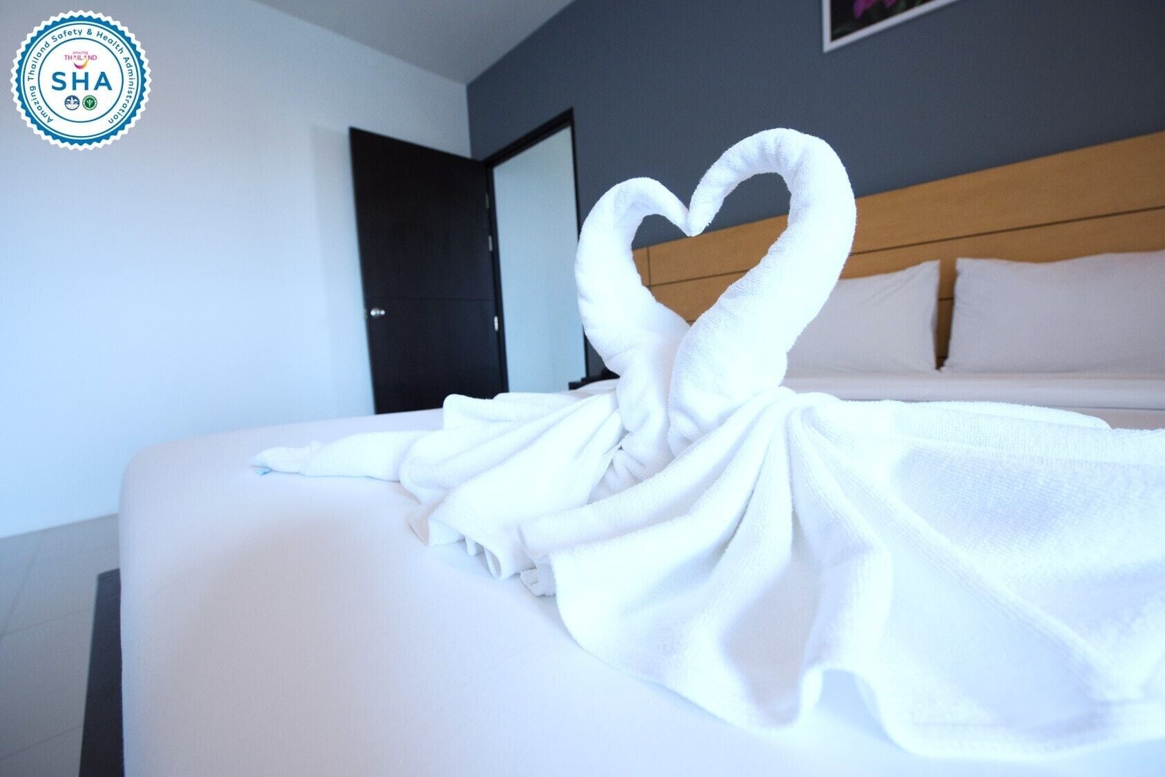 suite | desk, free wifi, bed sheets