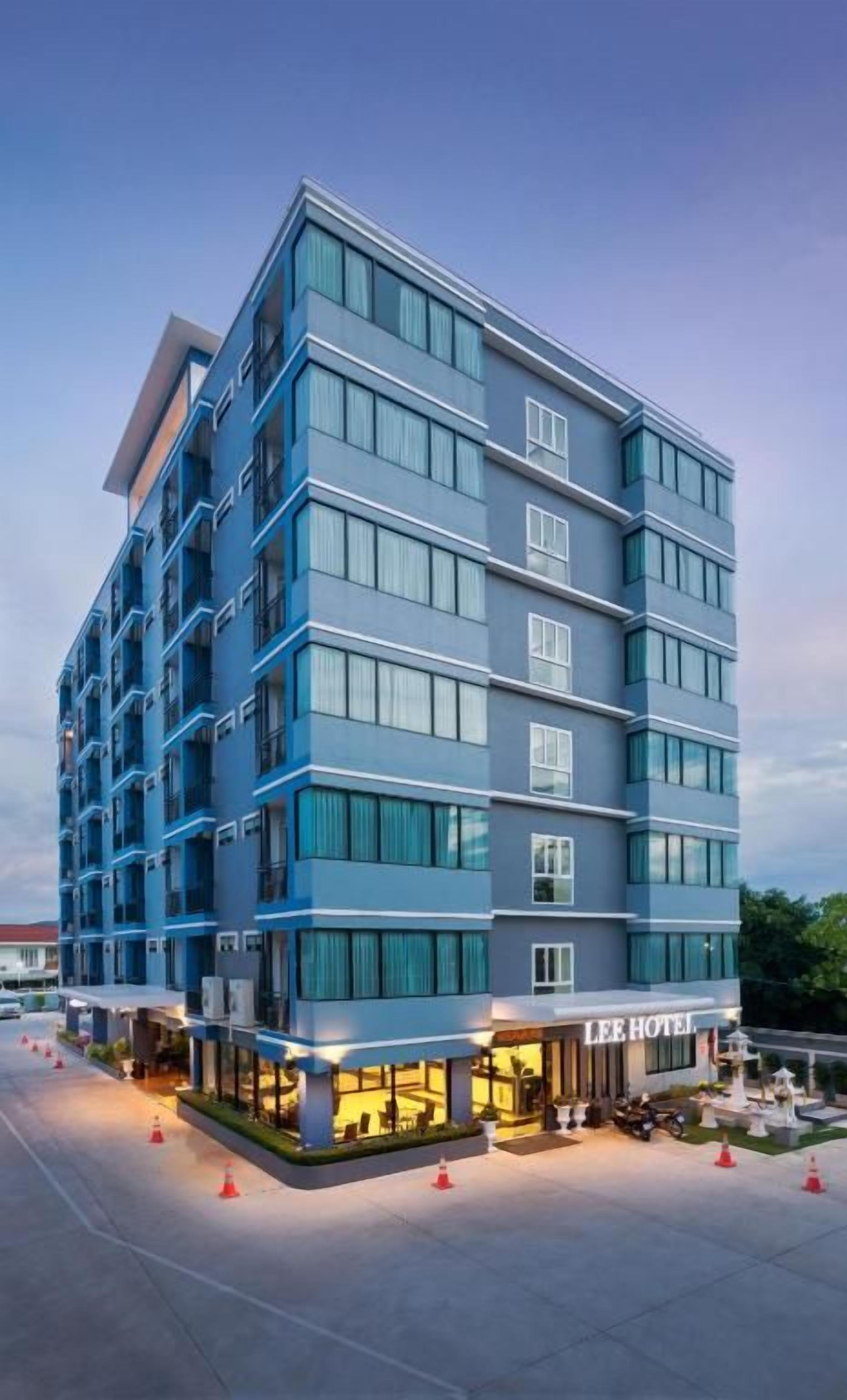 Un hôtel à plusieurs étages au design moderne, doté d’une entrée imposante avec une enseigne et de balcons sur chaque étage.