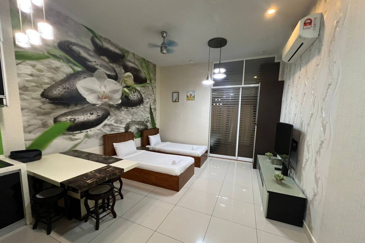 Una habitación de hotel moderna con cama, escritorio y zona de comedor.
