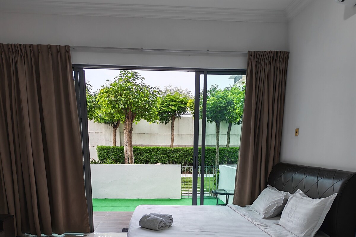 Apartment, Garden View | Premium bedding, desk, soundproofing, iron/ironing board