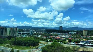 Lejlighed - 2 soveværelser - balkon - byudsigt | Udsigt fra værelset