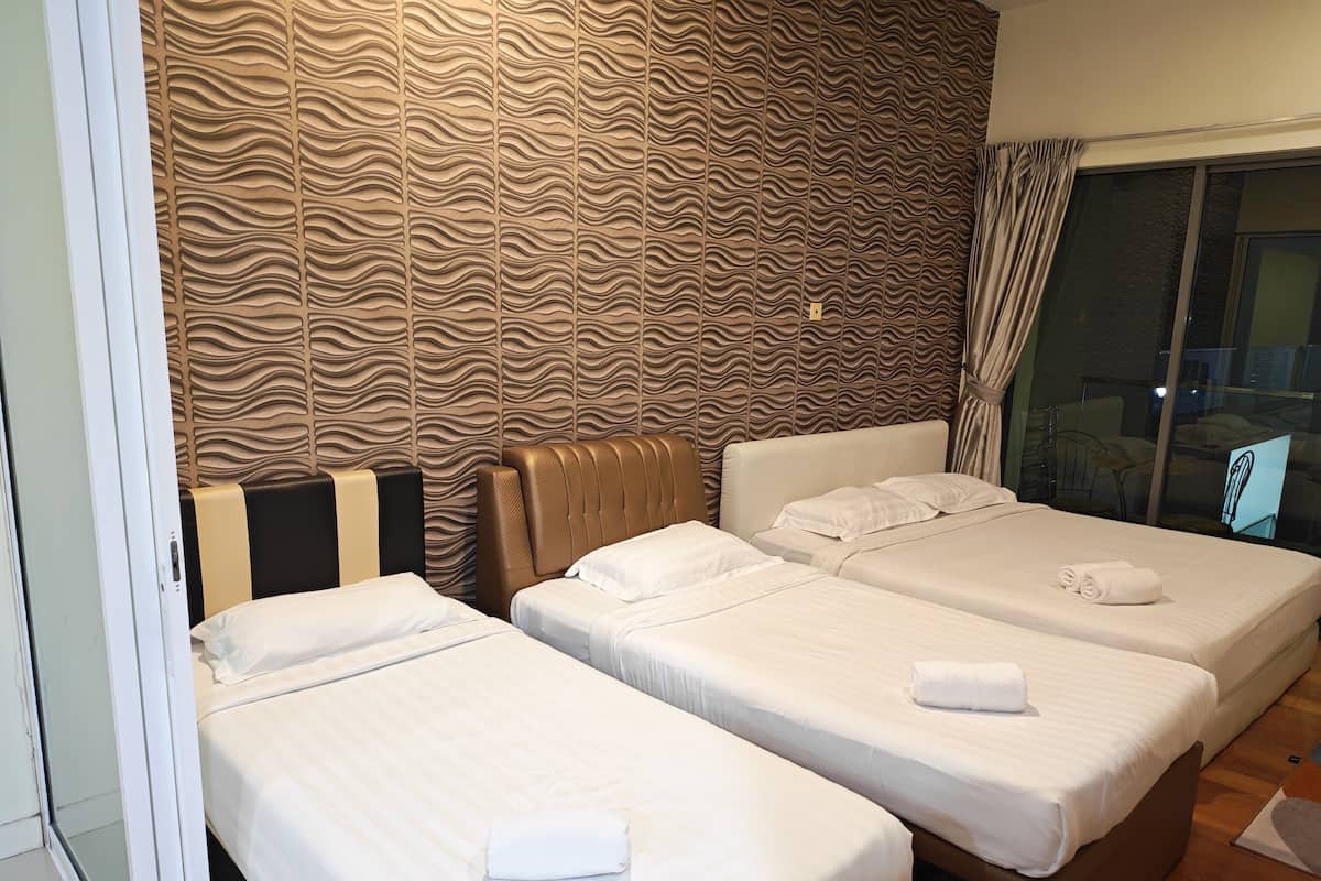 Habitación de hotel con dos camas, un papel tapiz estampado y vistas al exterior.