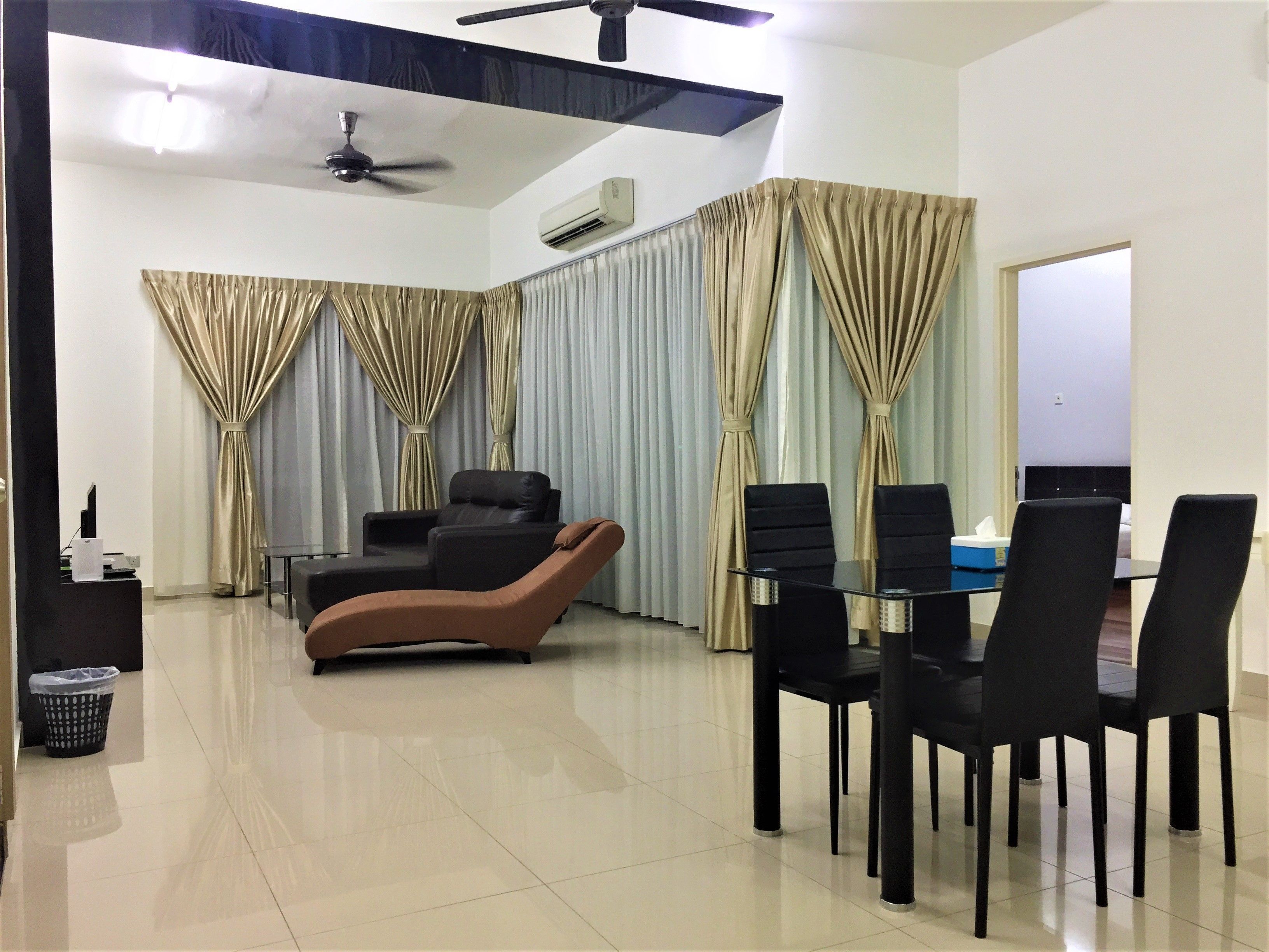 公寓, 2 间卧室, 阳台, 城市景观 | 起居区 | 40-英寸智能电视 （配备有线频道）、电视