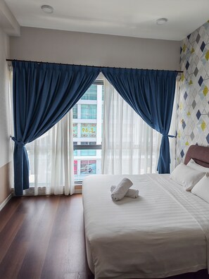 Premium bedding, individually decorated, individually furnished, desk - Borneo Coastal Residence - IMAGO Mall (Kota Kinabalu)