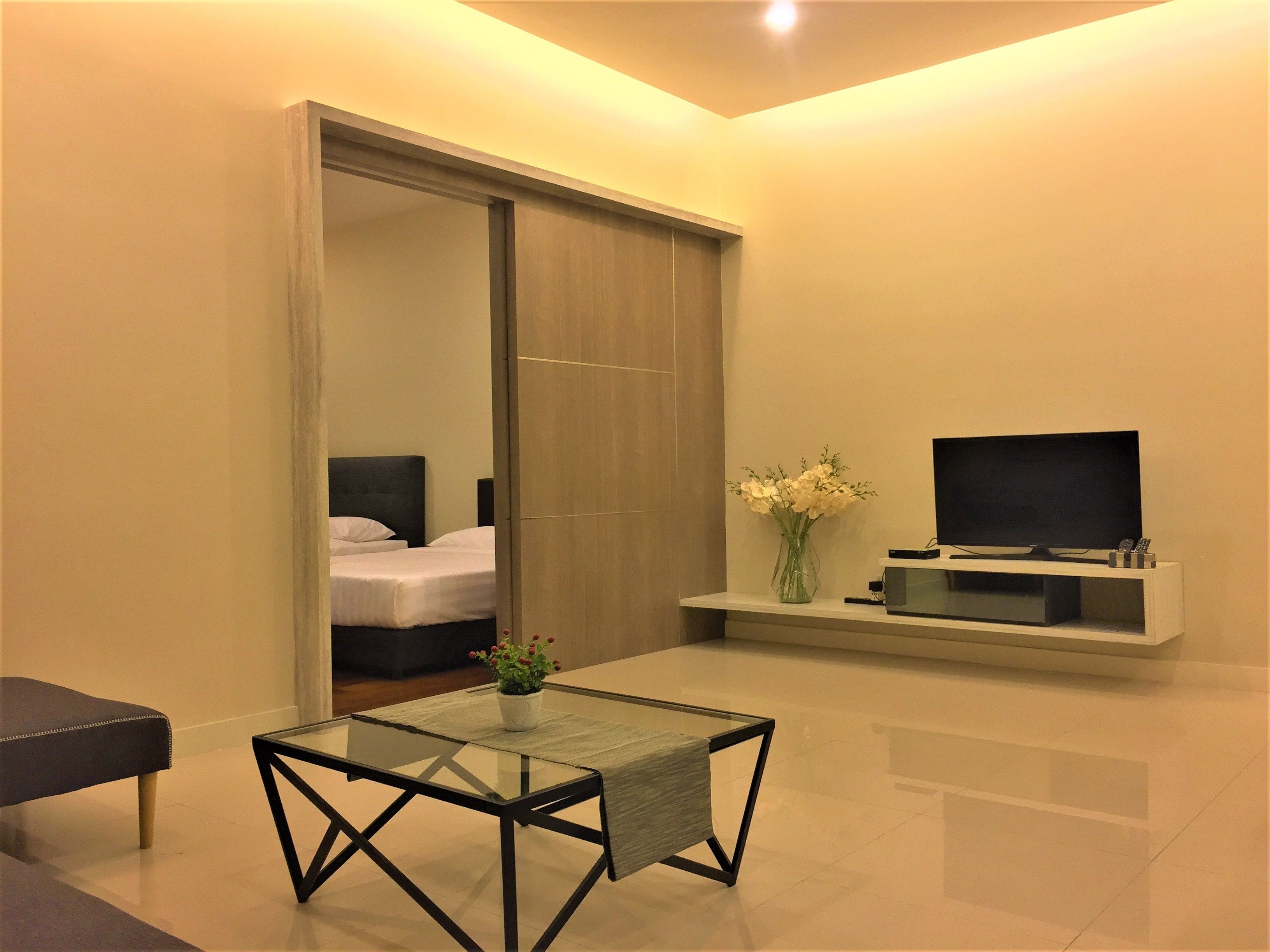 ラグジュアリー アパートメント 2 ベッドルーム ガーデンビュー | リビング エリア | 40 インチのスマートテレビ (ケーブル放送視聴可)、テレビ