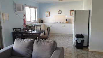 Villa, 2 habitaciones (Queen, Bunk, Single) | Cocineta privada | Refrigerador con congelador, microondas y parrilla de estufa