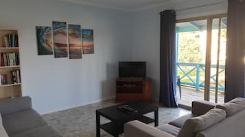 Villa, 2 habitaciones (Queen, Bunk, Single) | Área de sala de estar | Televisión de pantalla plana y reproductor de DVD