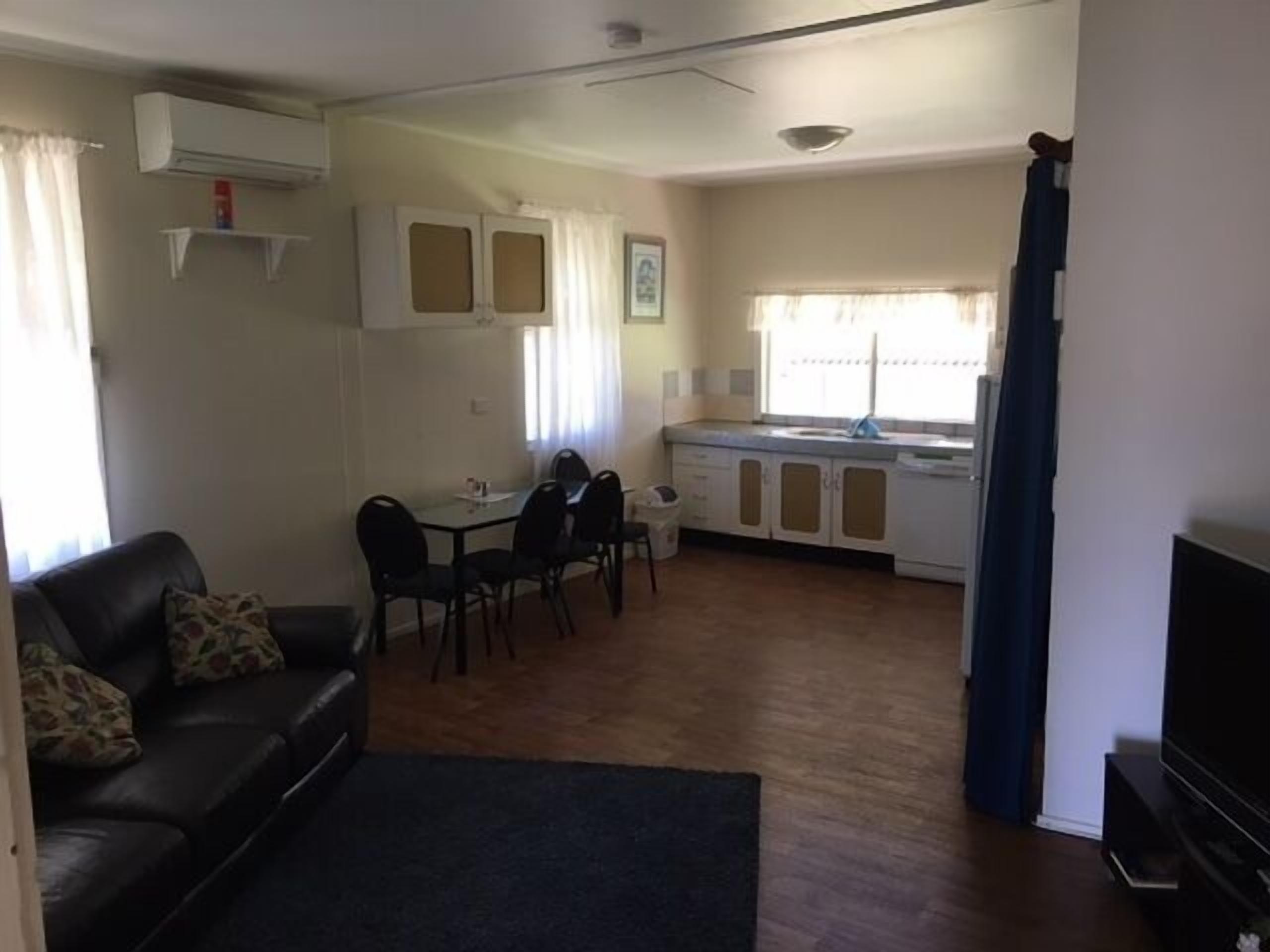 House | Premium bedding, desk, iron/ironing board, free cots/infant beds