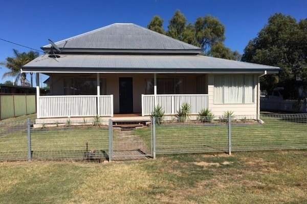 House | Premium bedding, desk, iron/ironing board, free cribs/infant beds