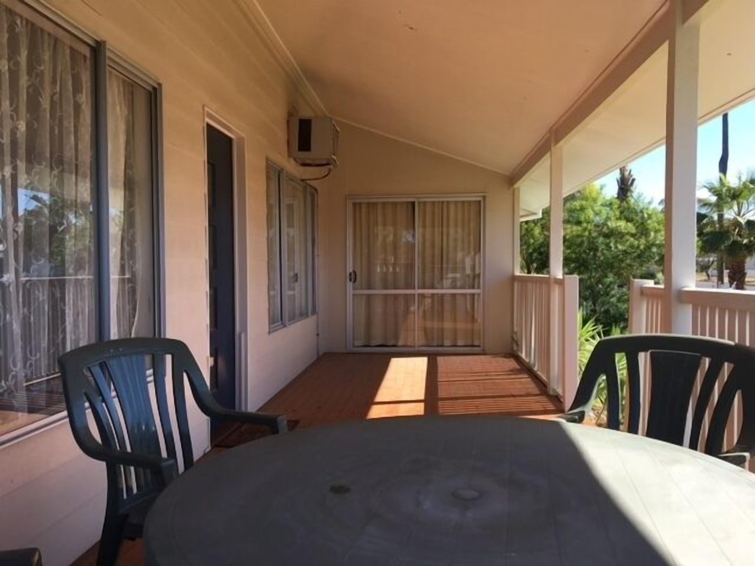 House | Premium bedding, desk, iron/ironing board, free cribs/infant beds