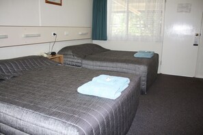 Premium bedding, desk, iron/ironing board, free cribs/infant beds - Roma Motel (Roma)
