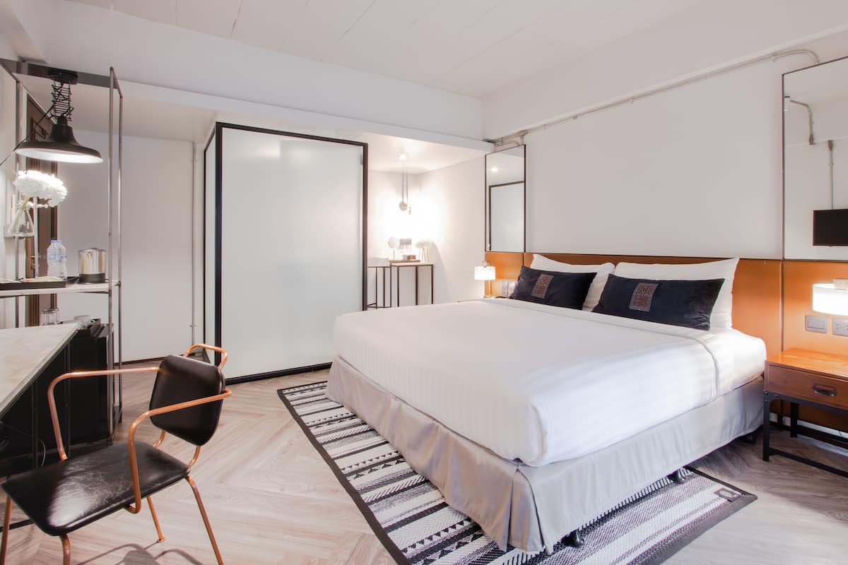 Deluxe King Room | Een kluis op de kamer, een bureau, een laptopwerkplek, gratis wifi