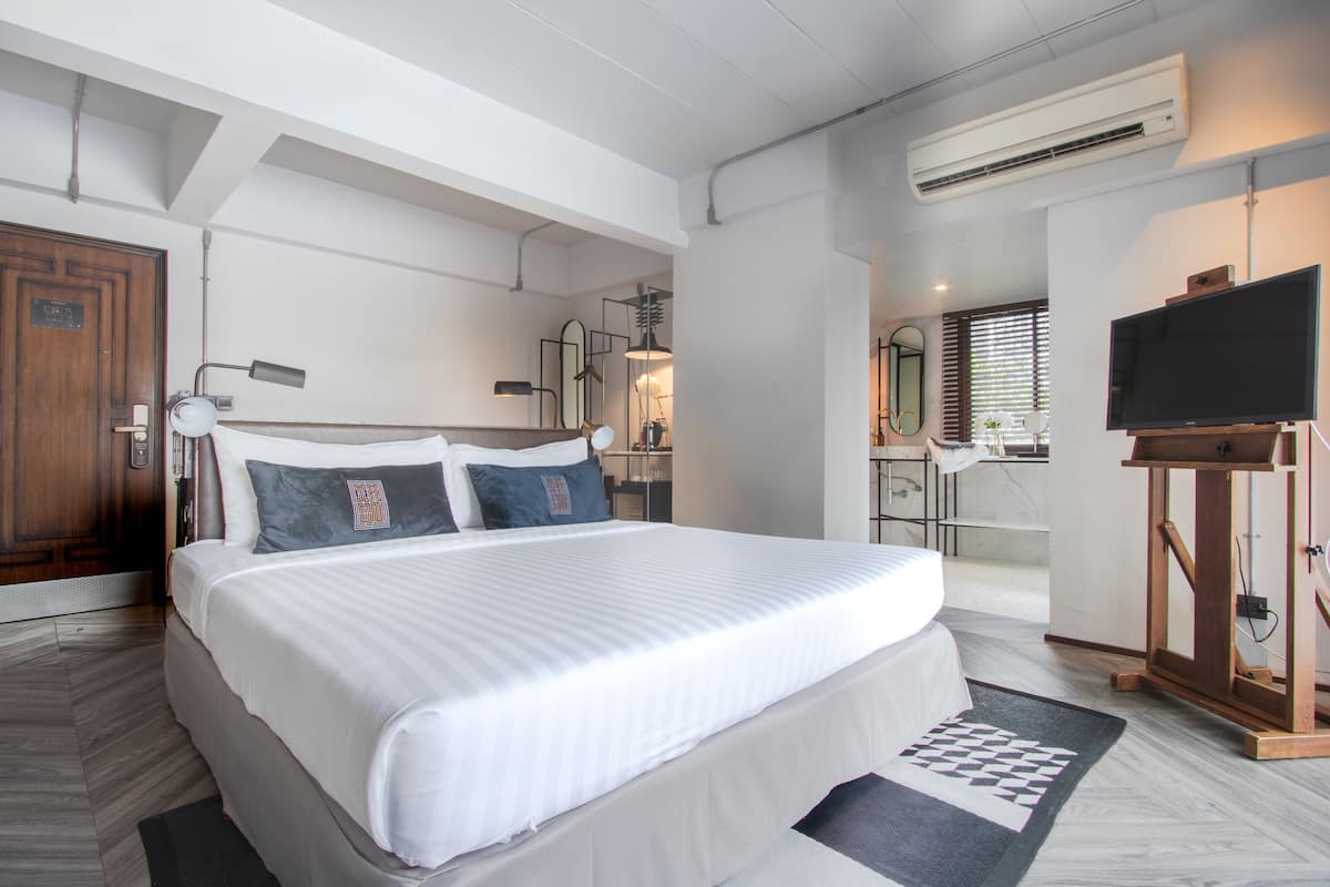 Superior King Room | Een kluis op de kamer, een bureau, een laptopwerkplek, gratis wifi