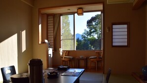 Tradisjonelt rom (Japanese Style with Private Toilet) | Oppholdsrom | Flatskjerm-TV