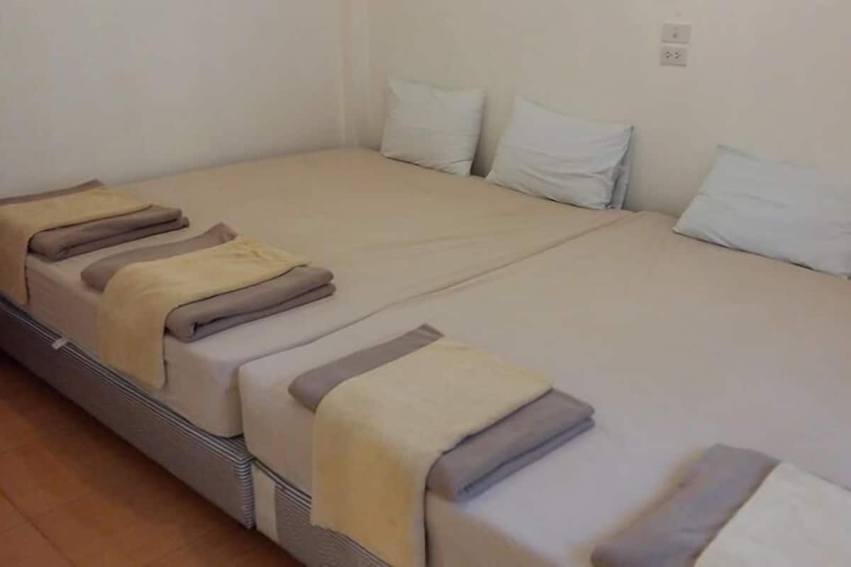 Quadruple Room with Living Room   | 迷你吧、折叠床/加床（额外收费）、免费 WiFi