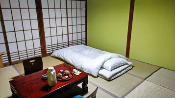 Basic Triple Room | Individually decorated, desk, free WiFi