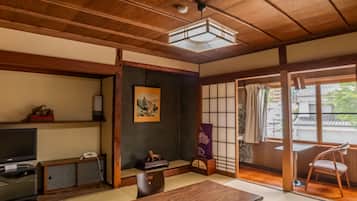 Basic Triple Room | Individually decorated, desk, free WiFi