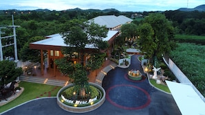 Un hotel con un patio central, una fuente y una estatua.