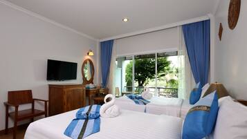 Habitación Deluxe con 2 camas individuales | Minibar, escritorio, cortinas blackout y camas extra