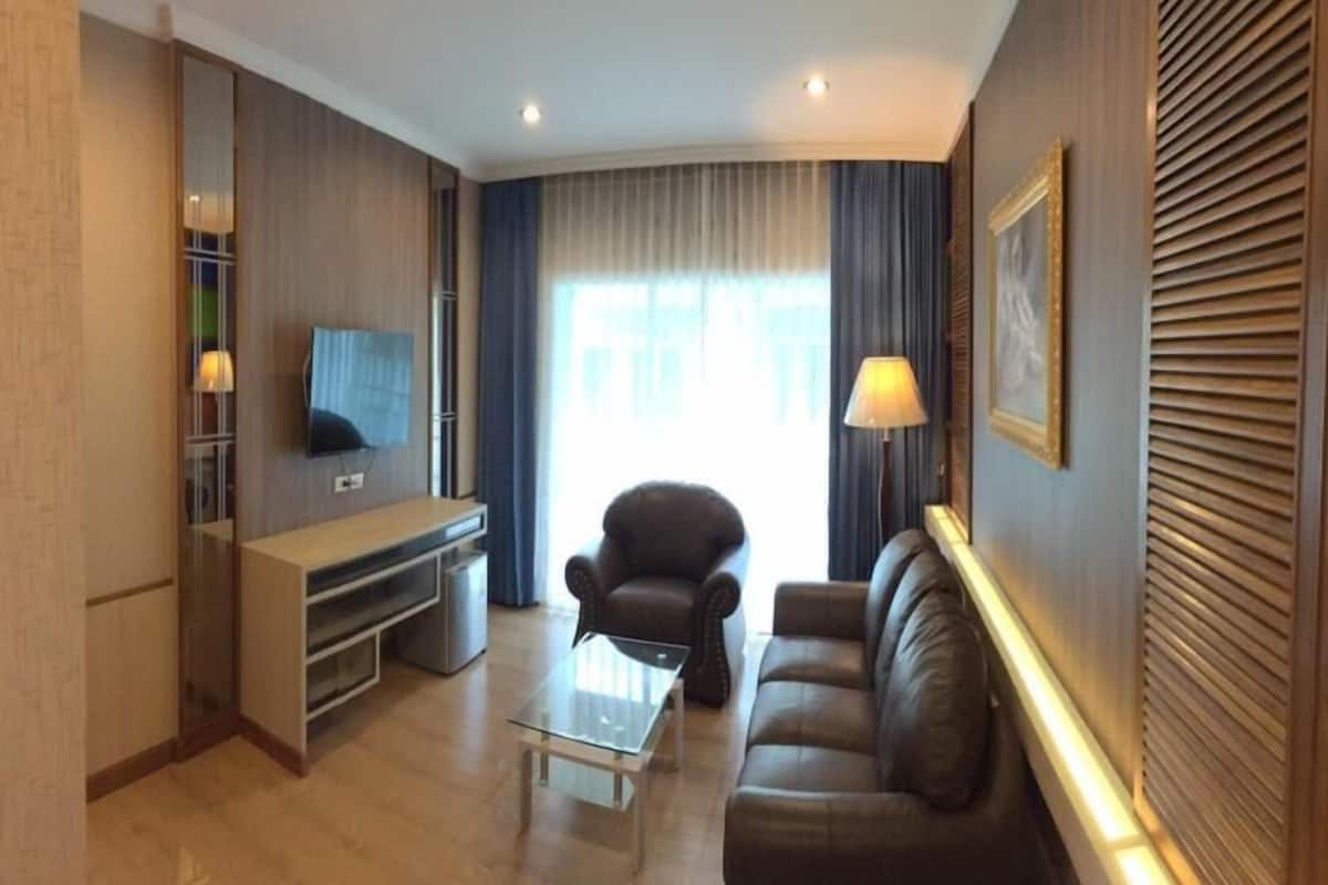princess suite double room | living area | flat-screen tv