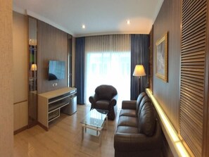 Princess Suite Double Room | Living area | Flat-screen TV - Princess River Kwai (Kanchanaburi)