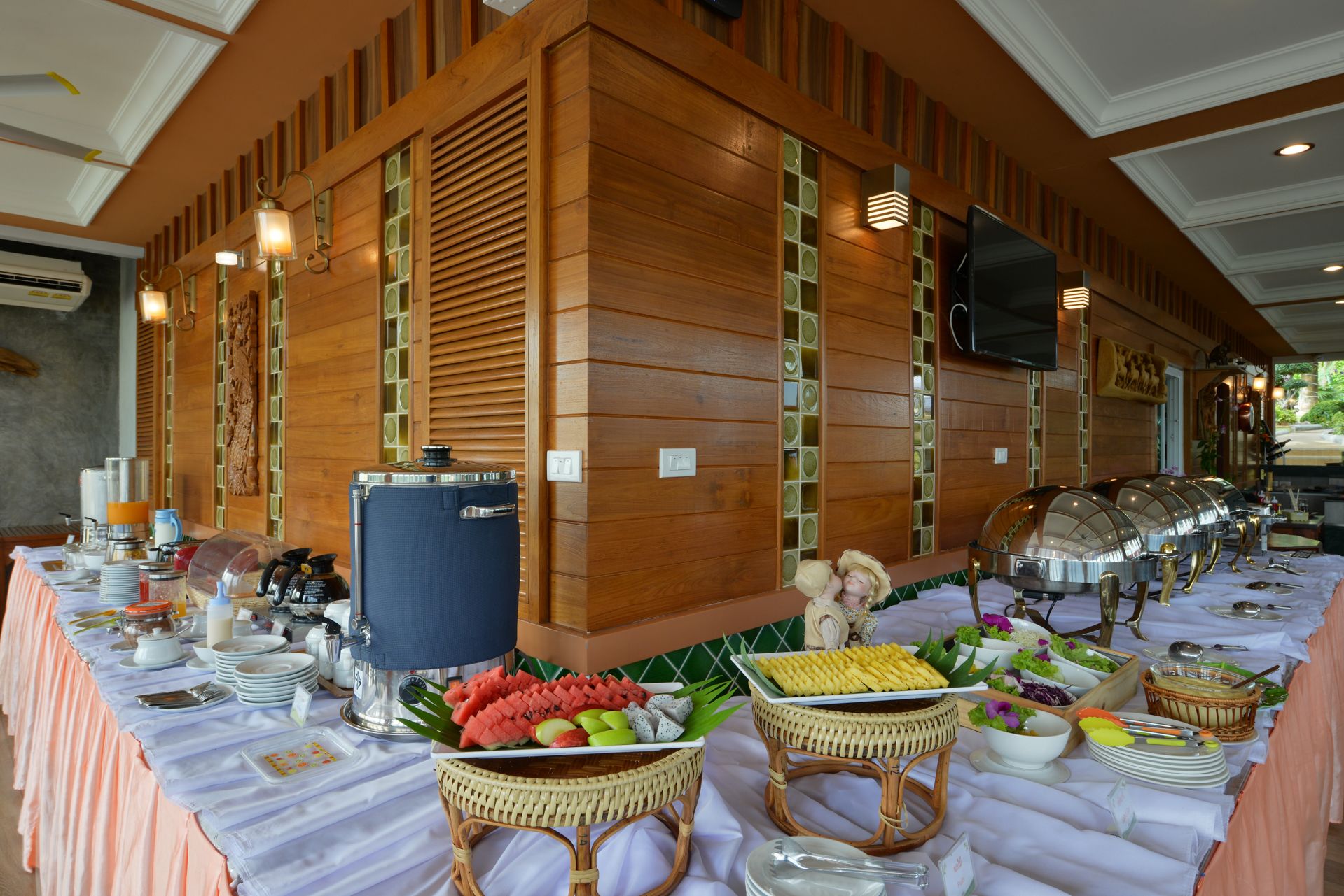 breakfast, lunch, dinner served; international cuisine