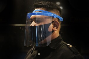 Una persona usando un protector facial azul.