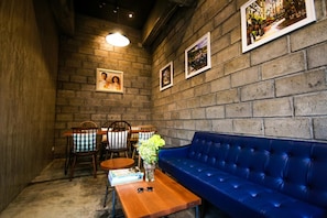 Lobby sitting area - Little PP Hometel (Surat Thani)