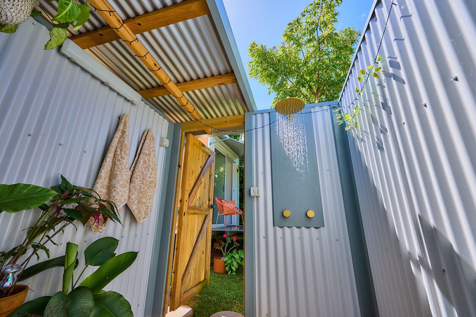 コンフォート ダブルルーム クイーンベッド 1 台 | バスルーム | シャワー、タオル