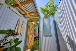 Habitación Confort doble, 1 cama de matrimonio | Baño | Ducha y toallas